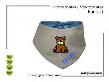 Plotterdatei Bär sitzt mit Namen auf einem Halstuch